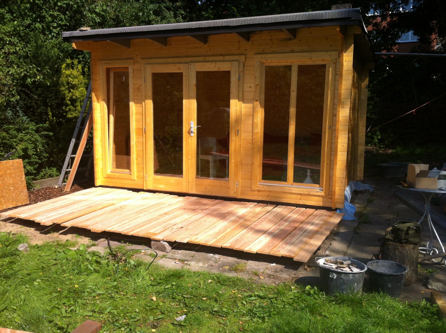 Ich baue ein Gartenhaus aus Holz mit einem Bausatz